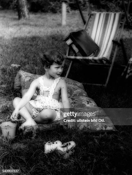 German Empire Free State Prussia - Brandenburg Provinz - Berlin: Child sitting on a blanket - club ' Klub am Rupenhorn ' at the river Havel -...