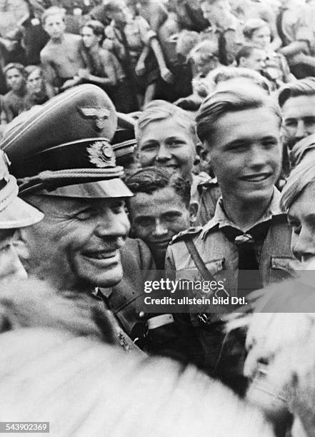 Guderian, Heinz - Officer, Germany*17.06.1888-+- the head of the general staff of the infantry with members of the Hitler Youth who are helping to...