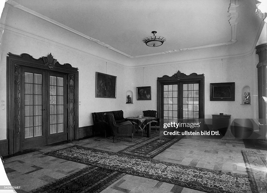 German Empire Free State Prussia - Brandenburg Provinz (Province) - Berlin: cultivation of home decor in a country residence on island Schwanenwerder in Wannsee: living room - Photographer: Becker & Maass- Published by: 'Die Dame' 10/1928Vintage prop