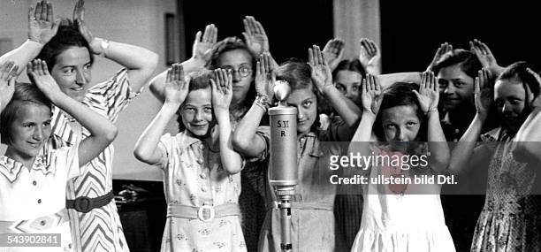 Radio show 'Kinderliedersingen' in the Reichssender Berlin, Choir director Emmy Goedel-Dreising with her children's choir - Photographer: Curt...