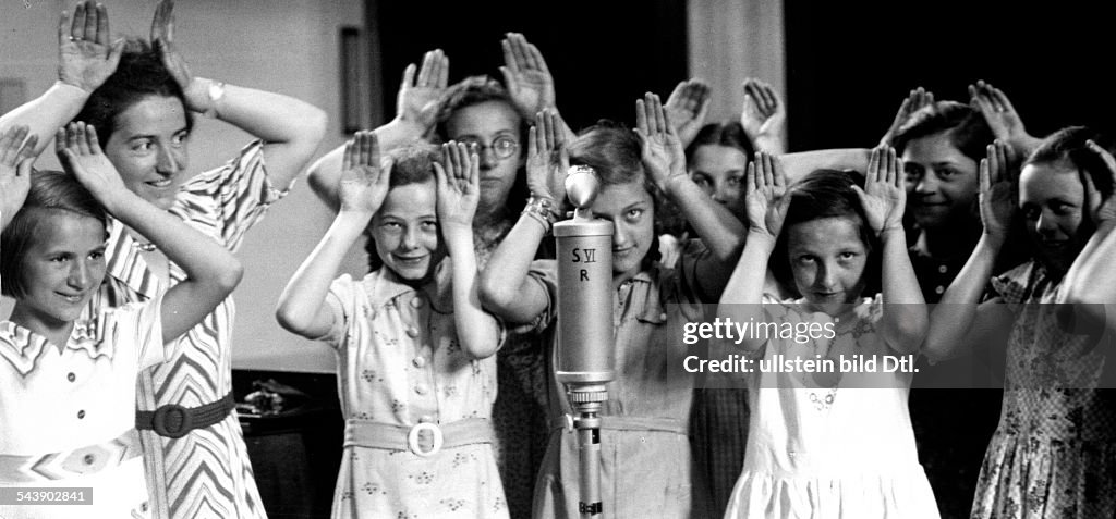 Radio show 'Kinderliedersingen' in the Reichssender Berlin, Choir director Emmy Goedel-Dreising with her children's choir - Photographer: Curt Ullmann- Published by: 'Hier Berlin' 34/1940Vintage property of ullstein bild