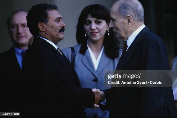 François Mitterrand reçoit Ali Abdallah Saleh sur le perron de l'Elysée.
