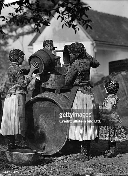 Women fill a barrel - ca. 1931- Photographer: Rudolf Balogh- Published by: 'Blatt Wien' 26/1931Vintage property of ullstein bild