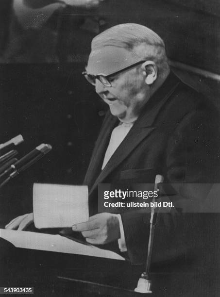 Erhardt, Ludwig - Politician, CDU, Germany*04.02.1897-+Federal Minister of Economy 1949-1963- as vice-chancellor, submitting a government policy...