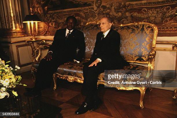 Tête à tête entre le président du Burkina Faso, Blaise Compaore et François Mitterrand.