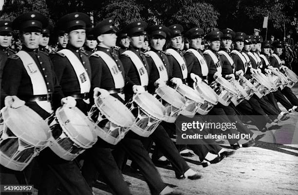 Military Lock Step Military Lock Photos and Premium High Res Pictures - Getty Images