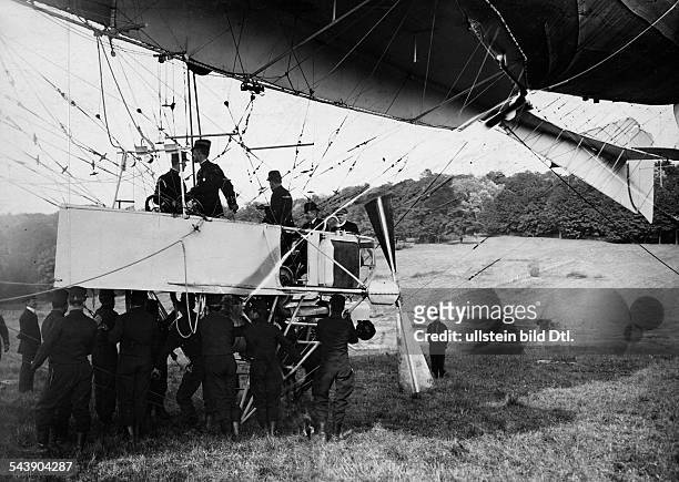 The politican Georges Clemenceau and Picqart take part in a ascent with the airship "La Partie". - Photographer: Philipp Kester- Published by:...