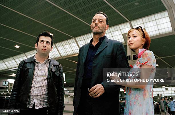 French actors Michel Muller and Jean Reno with Japanese actress Ryoko Hirosue on the set of the film Wasabi, directed by Gerard Krawczyk.