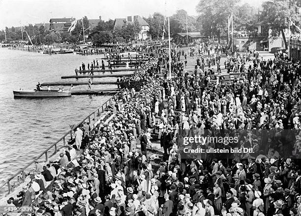 German Empire Free State Prussia Brandenburg Province Berlin: rush of visitors at the rowing regatta in Gruenau - Photographer: Hans Henschke-...