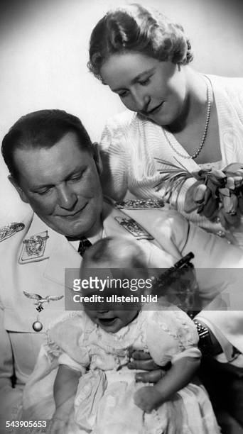 Goering, Hermann Wilhelm - Politician, NSDAP, Germany*12.01.1893-+- with his wife Emmy and his daughter Edda - Photographer: Rosemarie Clausen-...