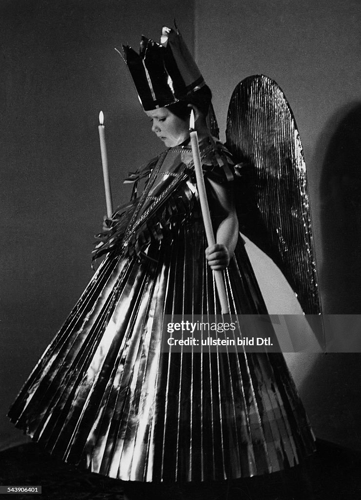 Small girl in the guise of a tinsel angel - ca. 1935- Photographer: Hedda WaltherVintage property of ullstein bild
