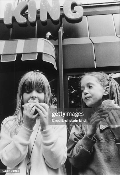 Mädchen essen Hamburger- 1984