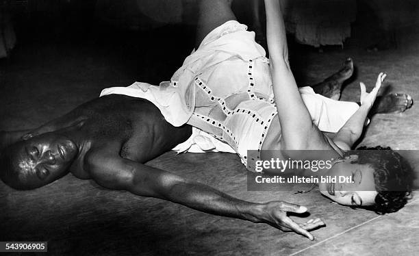 Dunham, Katherine - Dancer, USA*-+with her dance company performing in the Berlin Titania-Palast - Photographer: Charlotte Willott- Vintage property...