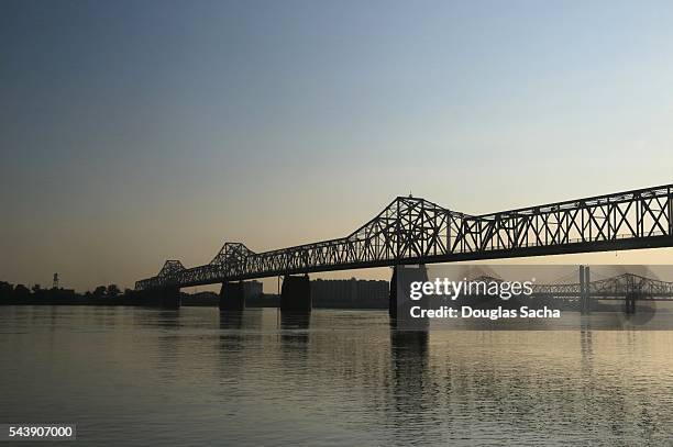 cantilevered truss bridge over the water - ohio river stock pictures, royalty-free photos & images