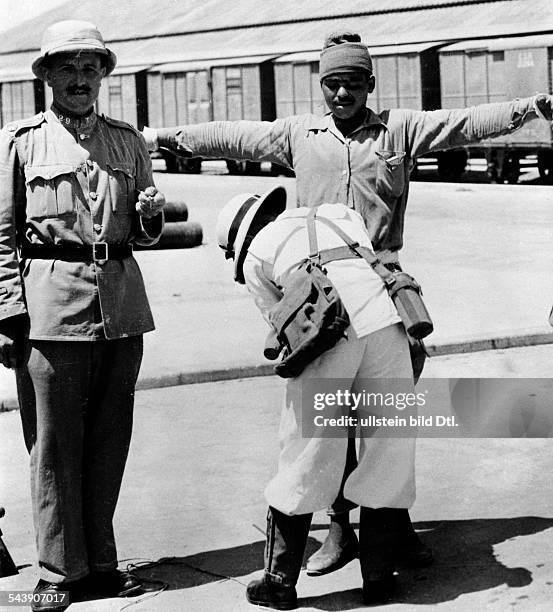 Palestine : Arab revolt in Palestine 1936-1939 : British Army checks arabs in the port of Haifa - undated- Photographer: Presse-Illustrationen...