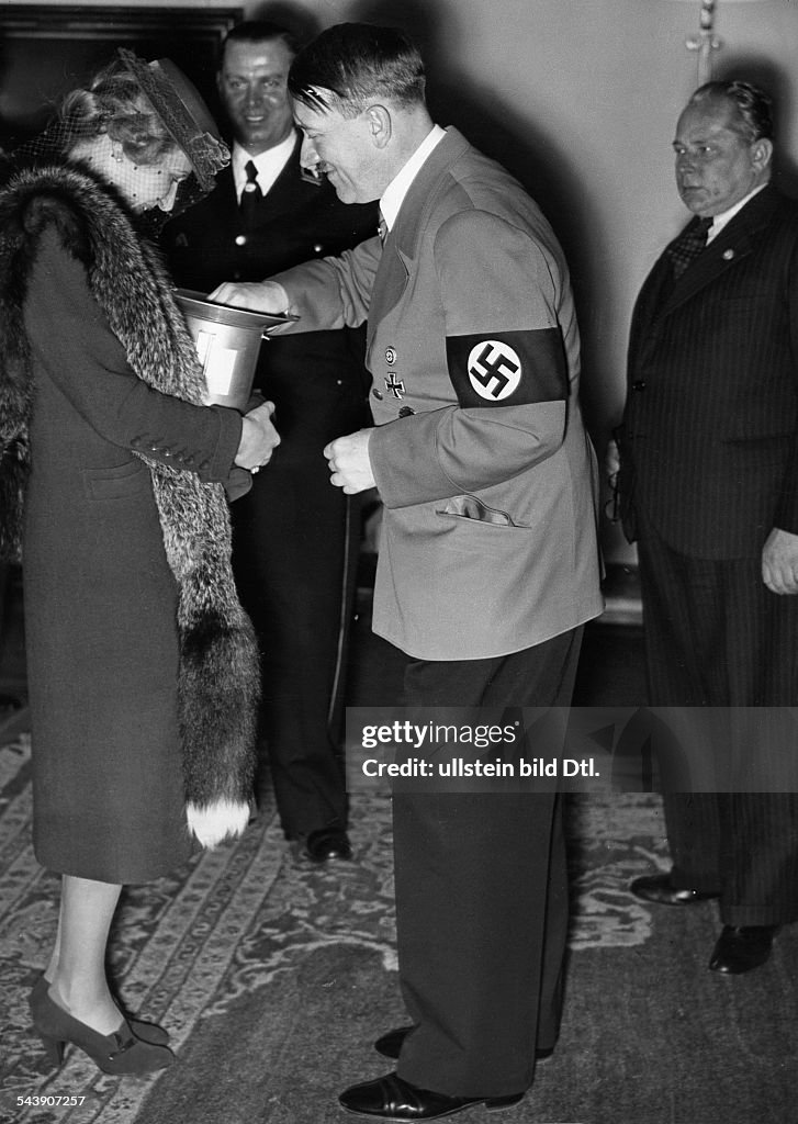 Goebbels, Magda - Wife of J. Goebbels, Germany*11.11.1901-01.05.1945+Adolf Hitler and Magda Goebbels donating money on the day of national solidarity - undated- Photographer: Presse-Illustrationen Heinrich Hoffmann- Vintage property of ullstein bild