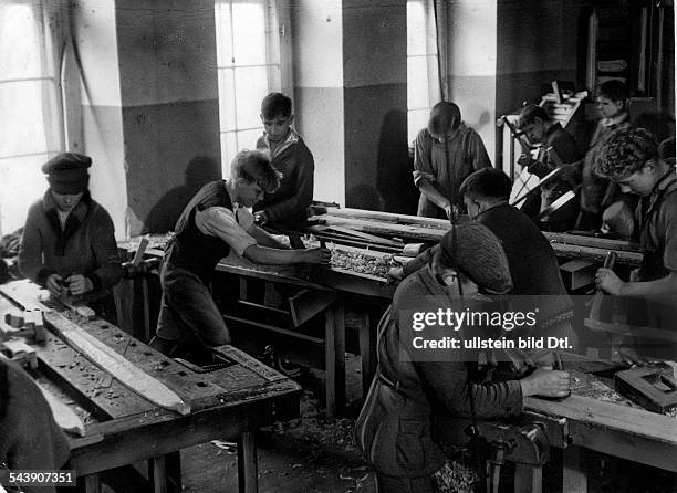 German Empire Free State Prussia - Brandenburg Provinz - Berlin: pupils in a joinery, where they building skis - Photographer: Dephot- Published by:...