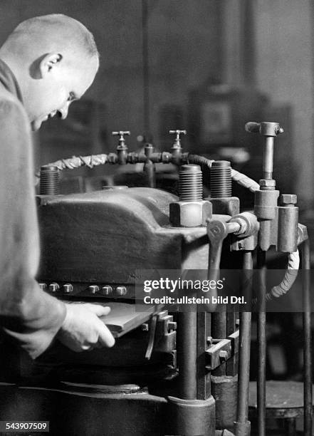Fabrication of record - Photographer: Curt Ullmann- Published by: 'Hier Berlin' 43/1937Vintage property of ullstein bild