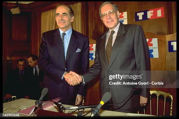 Le président de France 2, Jean-Pierre Elkabbach serrant la main de Patrick Le Lay, président directeur général de TF1.