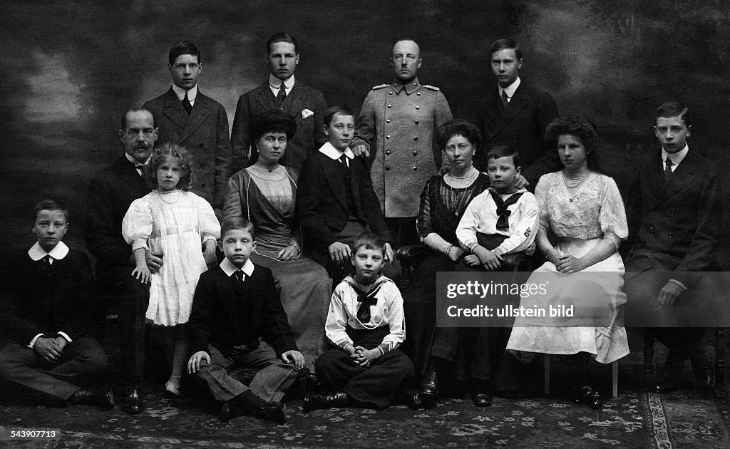 Constantine I King of Greece*02.08.1868-11.01.1923+with his wife Princess Sophie of Prussia and the children George II, Alexander I, Helen, Paul and Irene and Prince Frederick Charles of Hesse (centre) with family: wife Margaret of Prussia and their