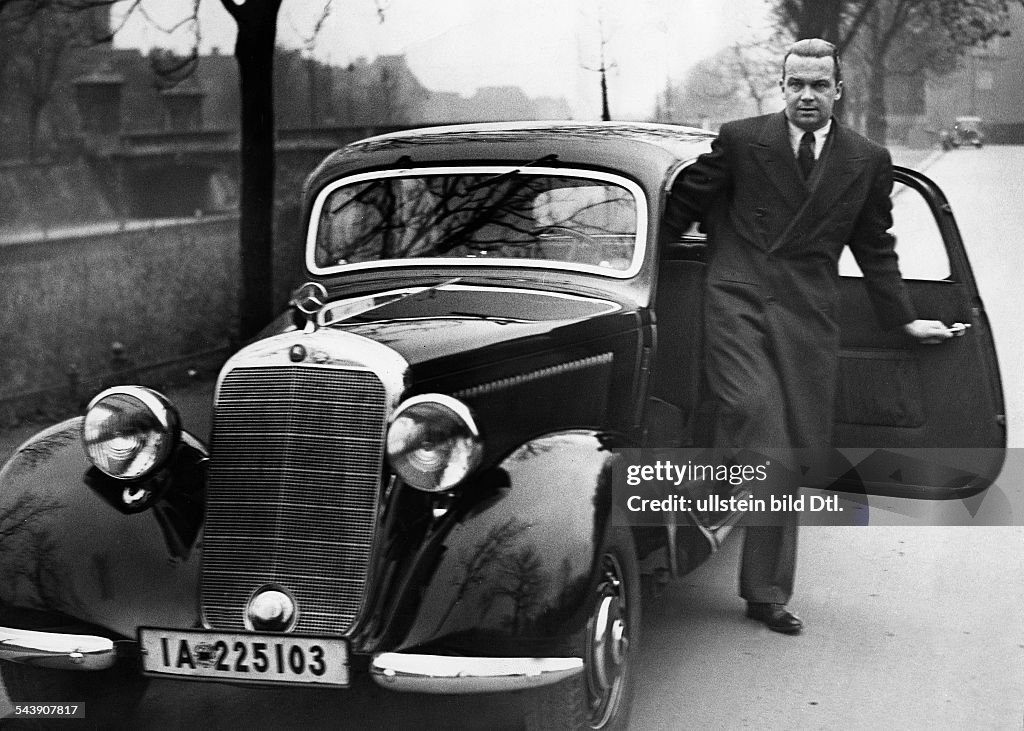Caracciola, Rudolf - Racing Driver, Germany*30.01.1901-28.09.1959+- with his Mercedes Benz car - Photographer: Heinrich Hoffmann- Published by: 'Die Gruene Post' 46/1936Vintage property of ullstein bild