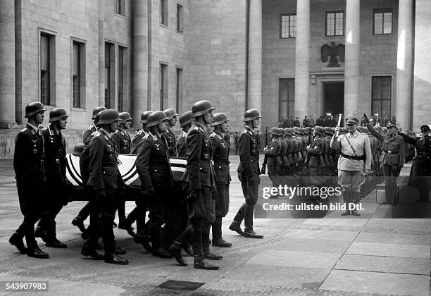 Lent, Helmut - Officer, pilot, Germany*-7.10.1944+Act of state under the supervision of Hermann Goering; Wehmacht soldiers are carrying the coffin of...