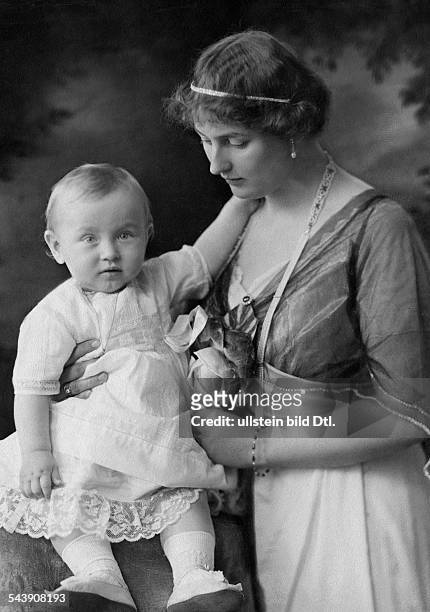 Schleswig-Holstein-Sonderburg-Gluecksburg, Princess Alexandra Victoria of, Germany*20.04.1887-+with her son Prince Alexander Ferdinand of Prussia -...