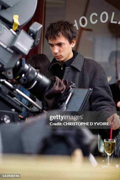 French director Leox Carax on the set of his film Les Amants du Pont Neuf .