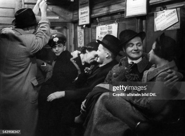Austria Vienna Vienna: Grinzing: Couples in love during a trip on the tram - Photographer: Max Ehlert- Published by: 'Hier Berlin' 18/1938Vintage...