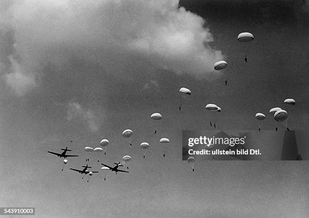 Germany, III. Reich, militaryParatrooper school Stendalparachute jump from their airplanes about 1938