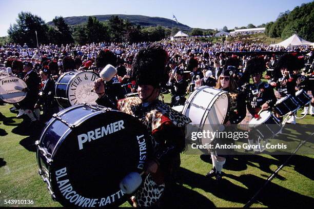 Marche de la fanfare des Highlands aux Jeux de Braemar en Ecosse.