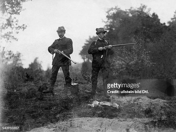 German Empire - : hunting with animals, the hunters waiting in front of the rabbit burrow - Photographer: - Published by: 'Berliner Illustrirte...