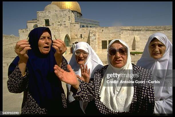 Muslim women explain that Israeli soldiers fired real ammunition on Temple Hill.