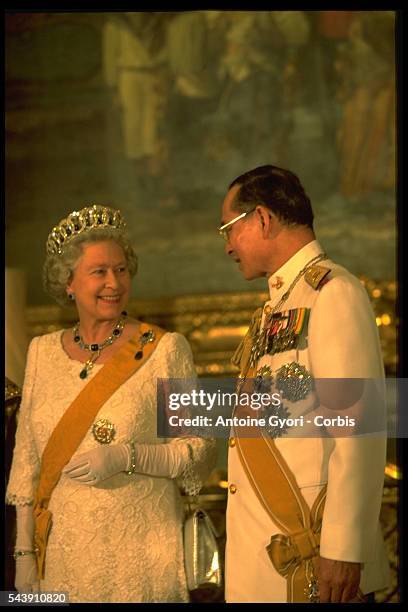 La reine Elizabeth II et le roi Bhumibol Adulyadej de Thaïlande lors d’un banquet d'État au Palais Chakri de Bangkok.