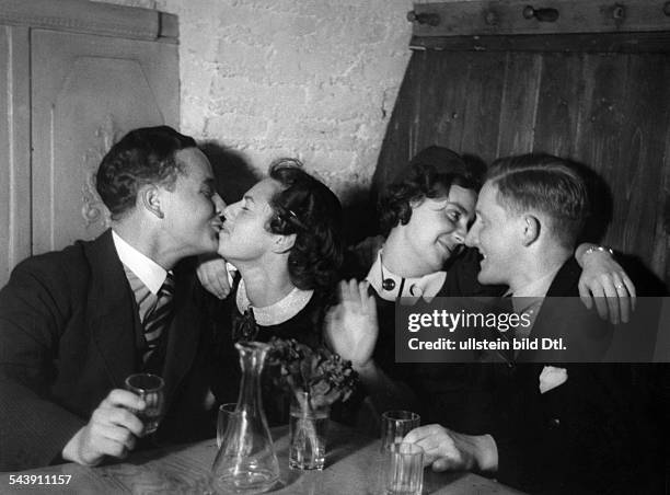 Austria Vienna Vienna: Grinzing: Two love couples are enjoying their time in the evening in a pub - Photographer: Max Ehlert- Published by: 'Hier...