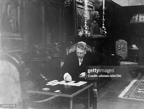 Hearst, William Randolph - Publisher, USA*29.04.1863-+- playing solitair in his house in San Simion, California - 1930- Photographer: Erich Salomon-...