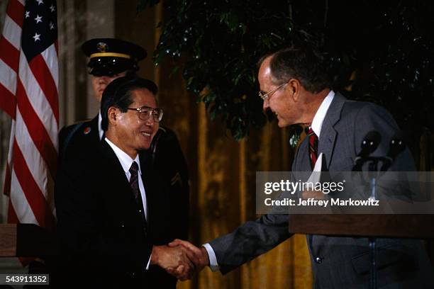 Peruvian President Alberto Fujimori meets with American President George Bush at the White House.