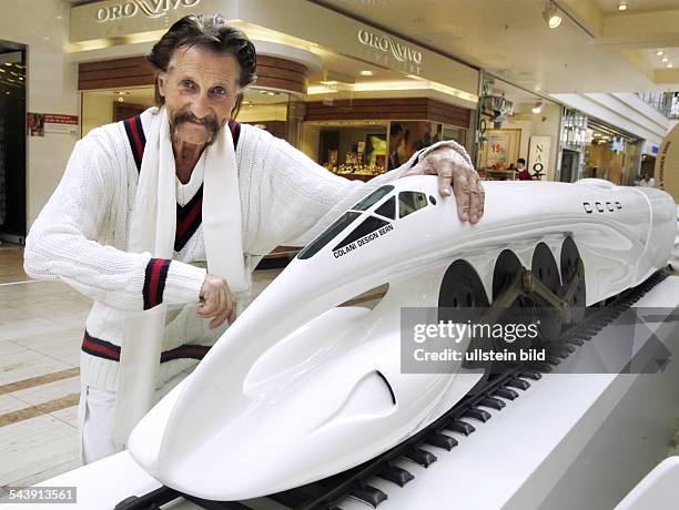 Luigi Colani, Designer, D - mit dem Modell einer aerodynamischen Dampflok in der Ausstellung "Luigi Colani - Formen und Visionen des 3. Jahrtausends"...