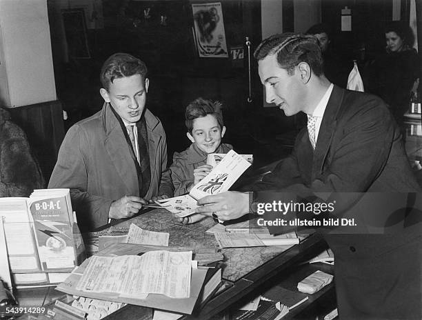 Beratung in einem Reisebüro- 1957