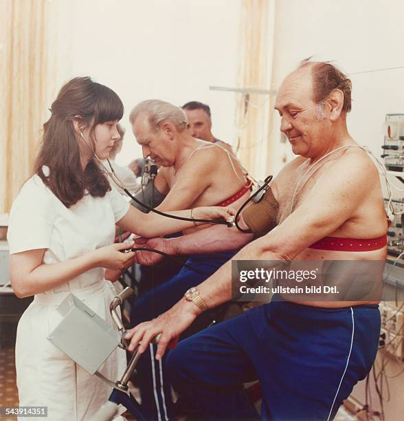 Im Herzinfarkt-Rehabilitationszentrum vonAngermünde:Patienten auf Fahrradergometern- 1984