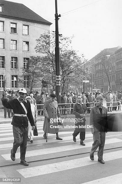 Fussgänger-Übergang durch Zebrastreifen gekennzeichnet; Karl-Marx-Strasse vor dem Rathaus Neukölln - 1957
