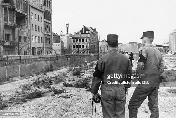 Auf der westlichen Seite werden zumGedenken an den Sterbenden Blumenaufgestelltim Vordergrund MP- 17.8.1962