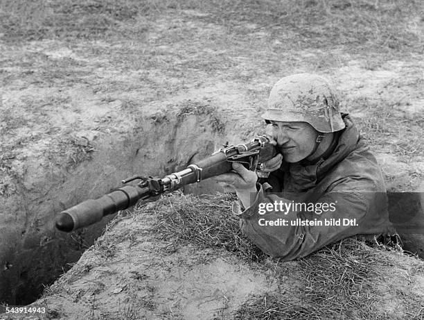 German Rifleman 459 German Rifle Ww2 Stock Photos, High-Res Pictures, and Images ...