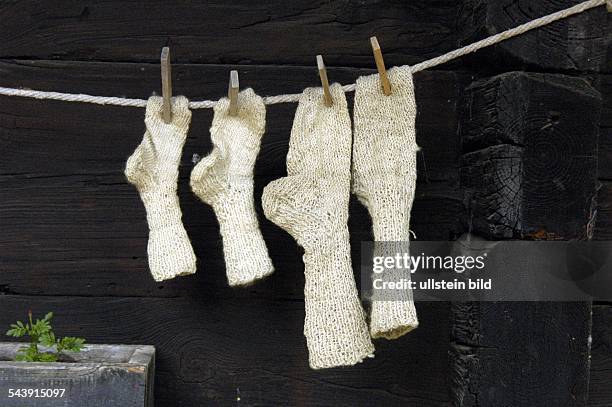 Selbstgestrickt Socken aus Schafswolle auf einer Wäscheleine