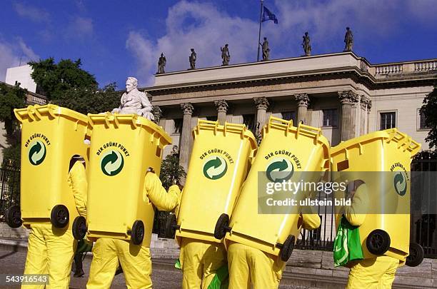 Männer mit gelben Tonnen werben fuer die Europaeische Recyclingwoche in Berlin. Im Hintergrund das Gebäude der Humboldt-Universität HU.