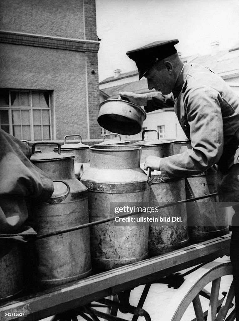 Series: border officials at the German-Swiss border - a border official checking empty milk churns on a milk lorry - Photographer: Felix H. Man - Dephot- 1932Vintage property of ullstein bild