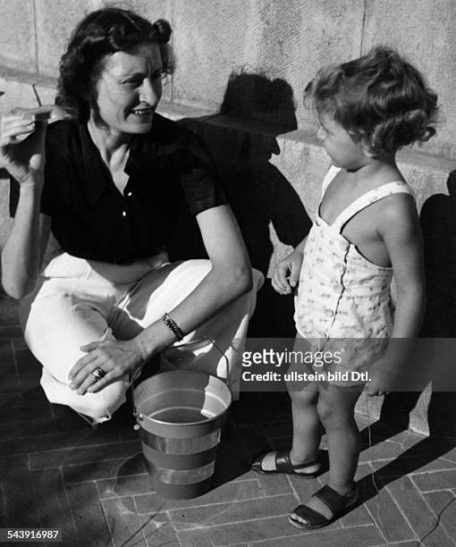 Ciano, Edda - Italy*01.09..1995+- Edda Mussolini Ciano, Countess of Cortellazzo and Buccari- with her daughter Raimonda- daughter of Benito...