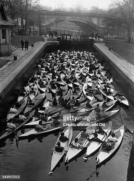 German Empire Free State Prussia Brandenburg Province Berlin Canoeists waiting of the opening at the lock in Tiergarten. - Photographer: Sennecke-...