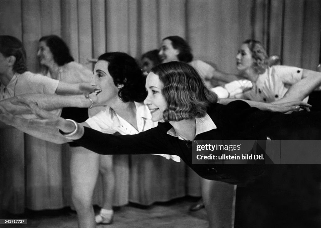 Ress, Sabine - Dancer, Germany/ (in front) with her film ballet 'Sabine Ress'