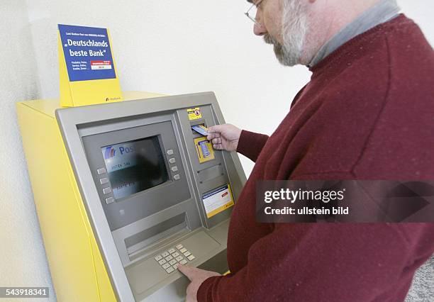 Postbank - Filiale , Geldautomat , Mann mit EC-Karte